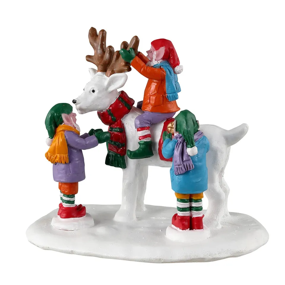 lemax-reindeer-snowman-weihnachtsmann-wichtel-sammelfigur-3-elfen-bauen-schneema image 1