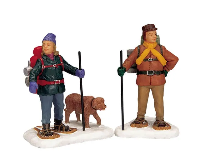 lemax-snowshoe-backpackers-winterfigur-miniatur image 1