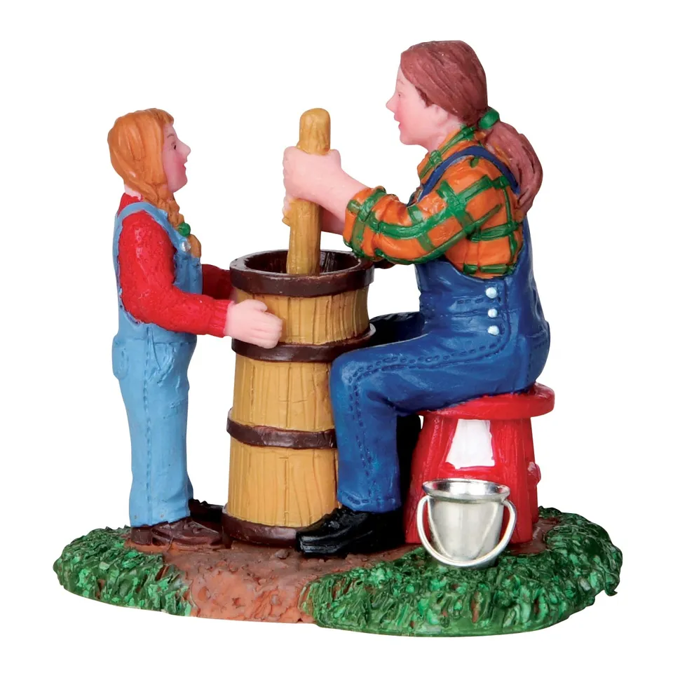 lemax-churning-butter-nostalgische-butterfass-figur-f-r-lemax-d-rfer image 1