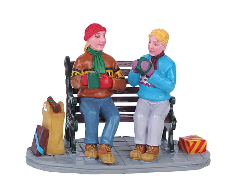 lemax-enjoying-a-chat-miniatur-figur image 1