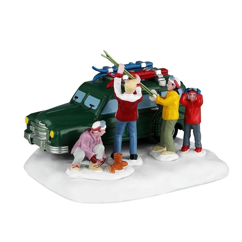 lemax-at-the-slopes-winter-figuren-set-ankunft-am-berg image 1