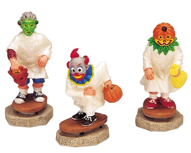 lemax-three-kids-on-skateboards-spooky-town-figur image 1