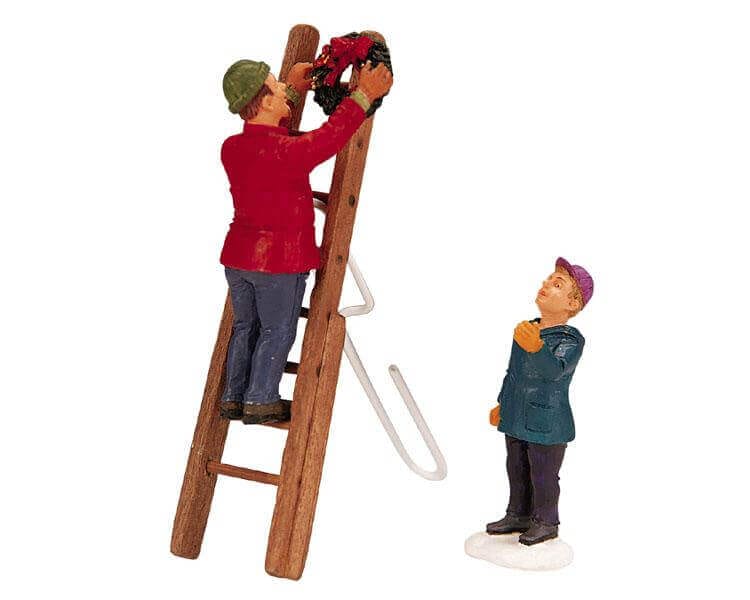 lemax-hanging-the-wreath-weihnachtsfigur image 1