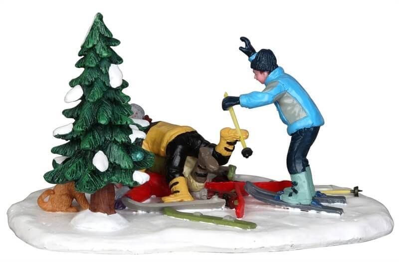 lemax-ski-pile-up-miniaturszene-wintersport image 3