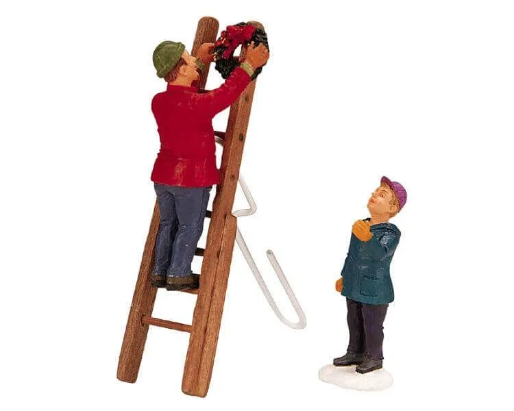 lemax-hanging-the-wreath-weihnachtsfigur image 1