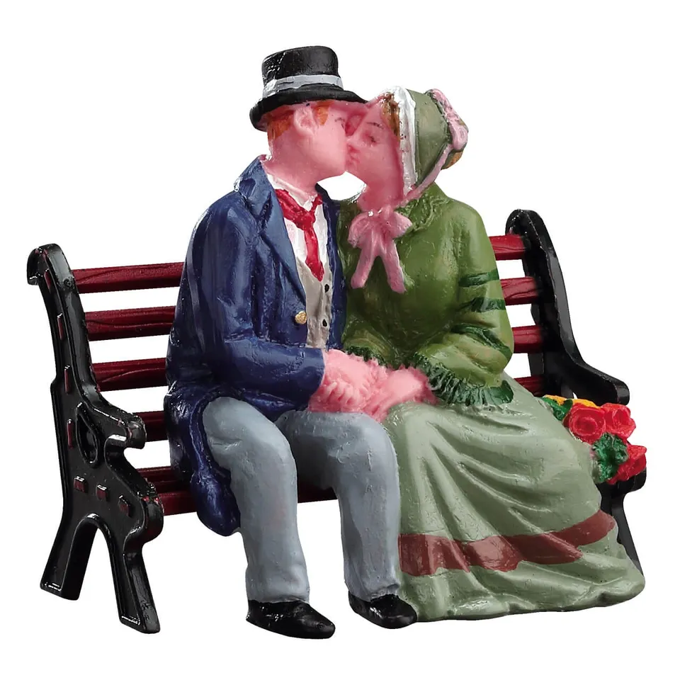 lemax-the-kiss-caddington-miniaturfigur image 1