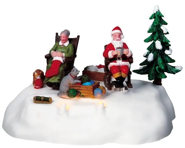 lemax-knitting-christmas-stockings-miniaturfigur image 1
