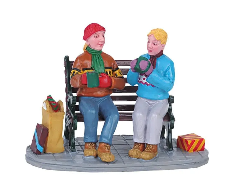 lemax-enjoying-a-chat-miniatur-figur image 1