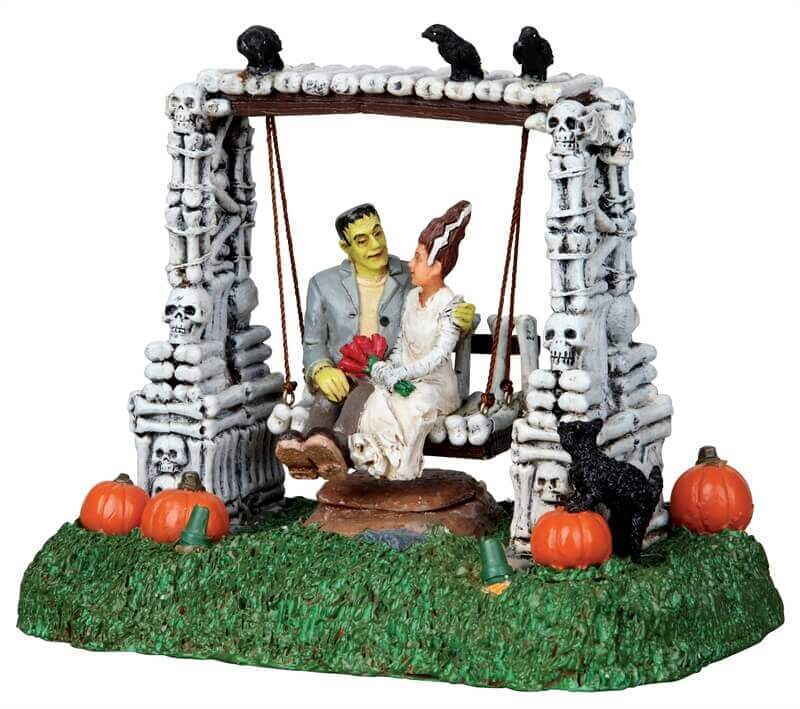 lemax-monster-romance-spooky-town-szene-mit-schaukel-bewegt image 2