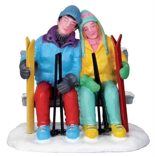 lemax-tired-skiers-winterfiguren-set image 1