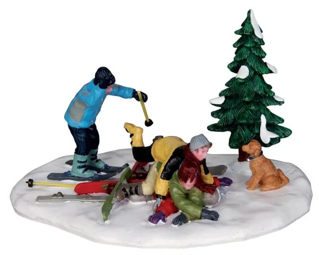 lemax-ski-pile-up-miniaturszene-wintersport image 1