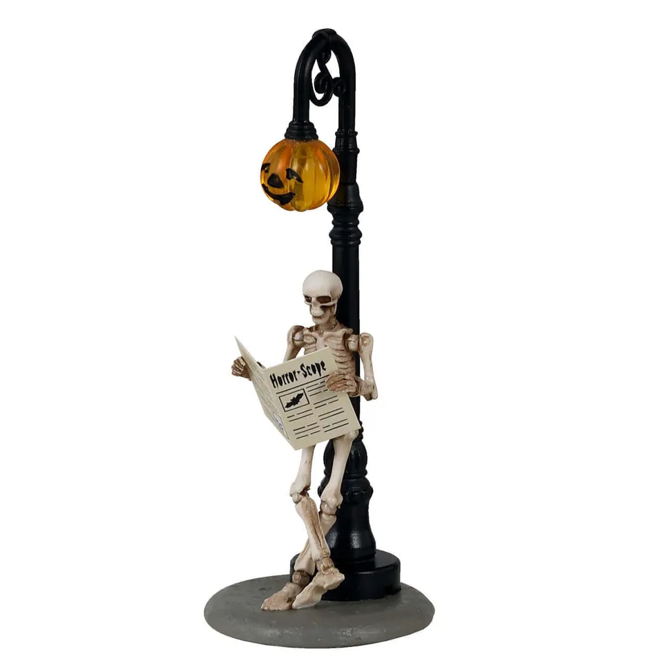 lemax-checking-his-horrorscope-spooky-town-skelett-figur-mit-laterne image 1