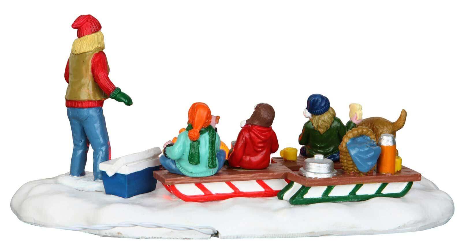 lemax-sledding-potluck-winterliche-szene-mit-schlittenfahrern image 4