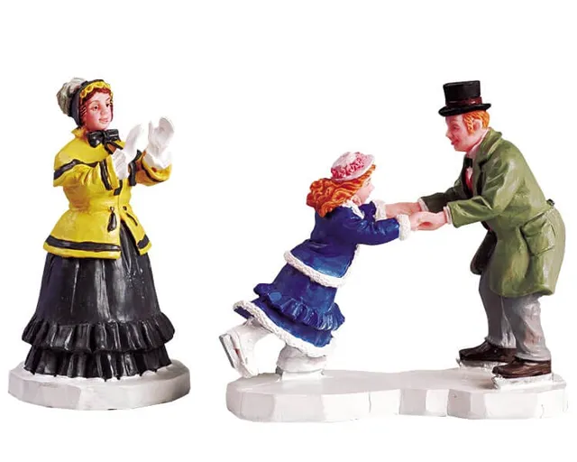 lemax-skating-lesson-miniaturfigur-eislaufstunde image 1