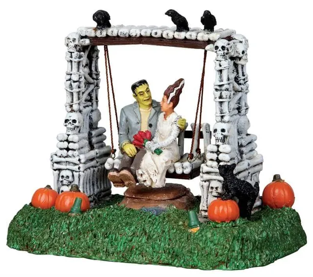 lemax-monster-romance-spooky-town-szene-mit-schaukel-bewegt image 1