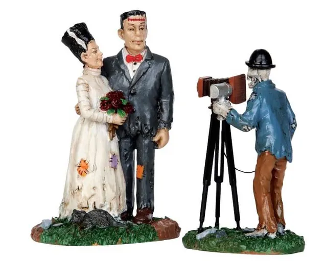 lemax-wedding-photo-spooky-town-miniaturfigur image 1