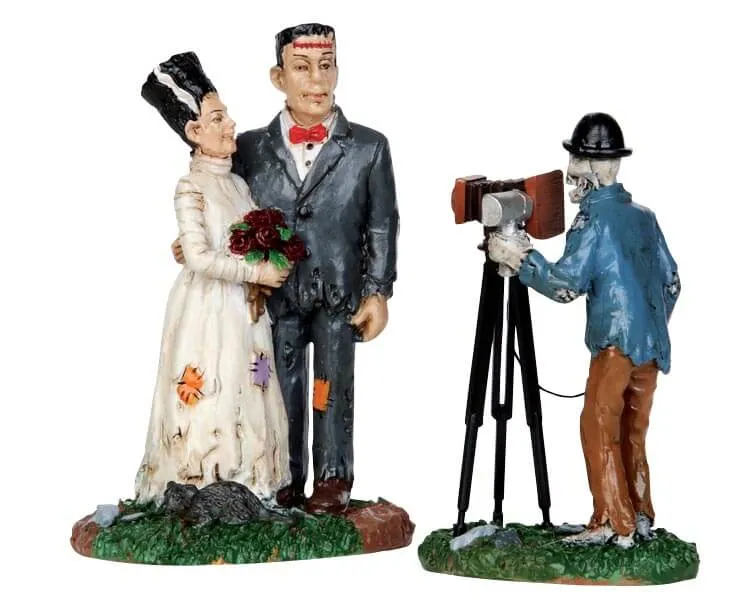 lemax-wedding-photo-spooky-town-miniaturfigur image 1